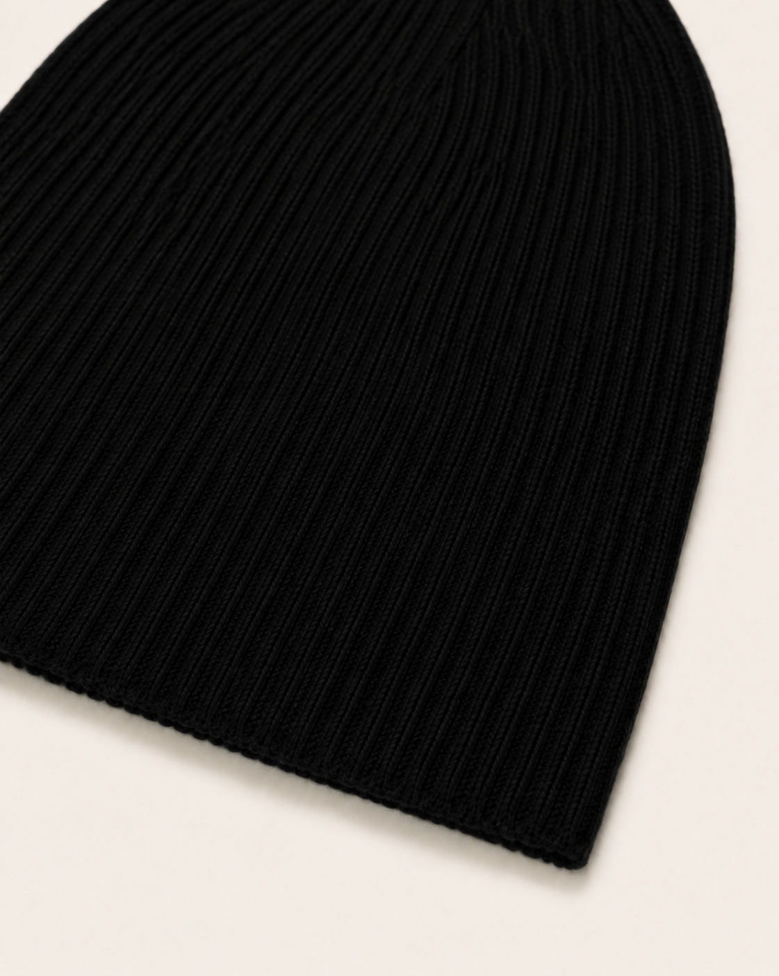Dettaglio della lavorazione a coste del berretto Cashmi in cashmere nero