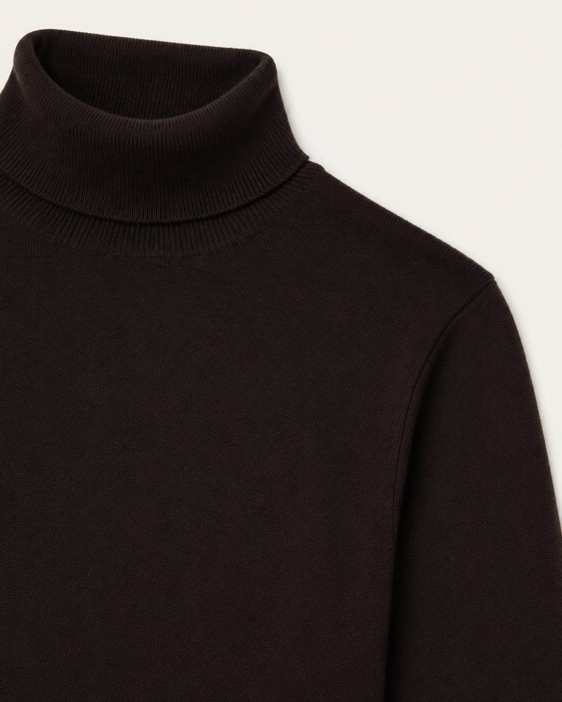 Dettaglio del collo alto ripiegato e della spalla del Dolcevita Classic Uomo Cashmi marrone scuro in cashmere.