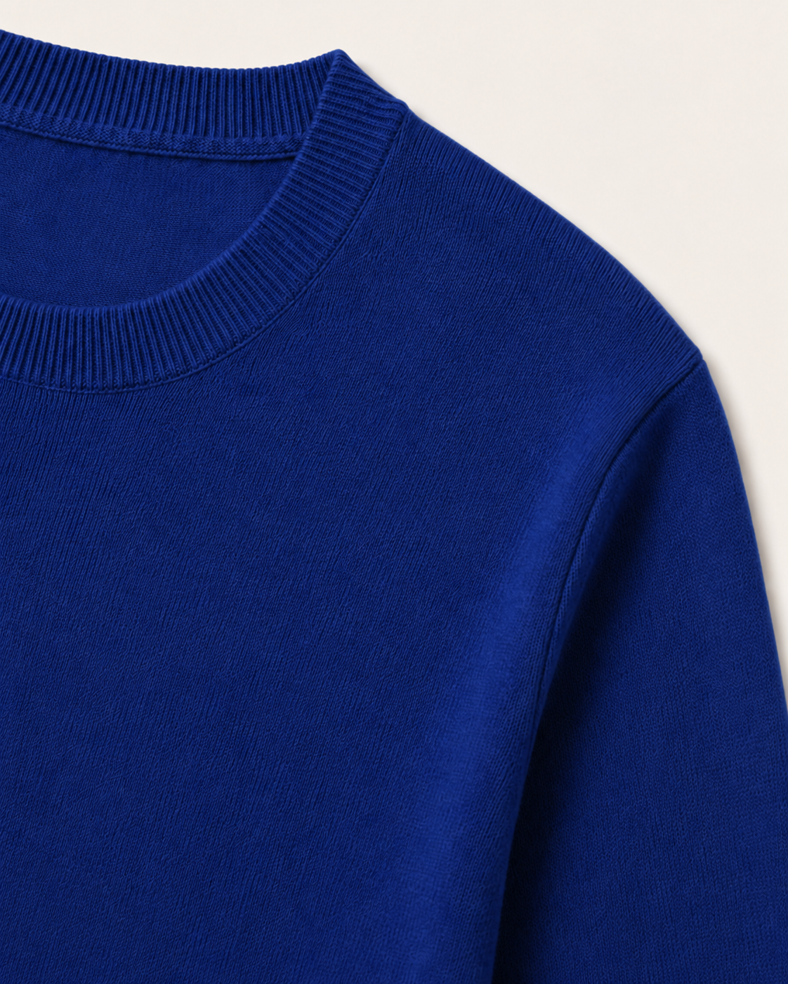Dettaglio del collo a giro e della spalla del Girocollo Classic Slim Fit Uomo Cashmi blu in cashmere.