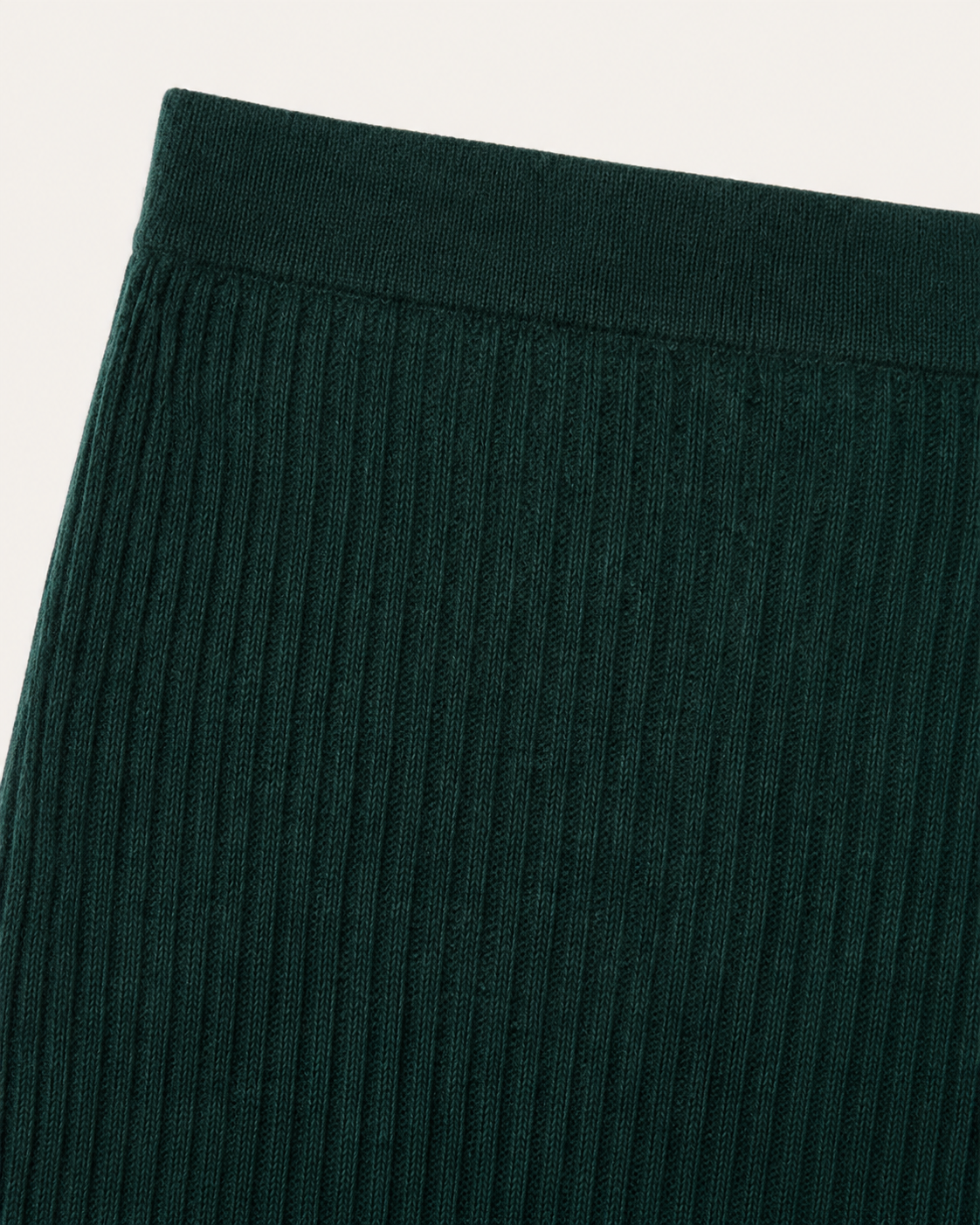 Dettaglio del cinturino e della lavorazione a coste della gonna midi Cashmi in cashmere verde mélange