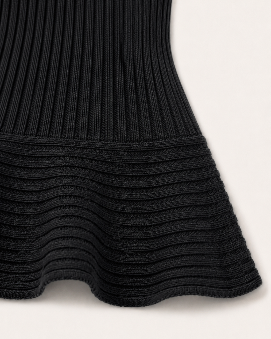 Dettaglio posteriore della baschina a coste orizzontali del maglione Cashmi grigio antracite in cashmere.