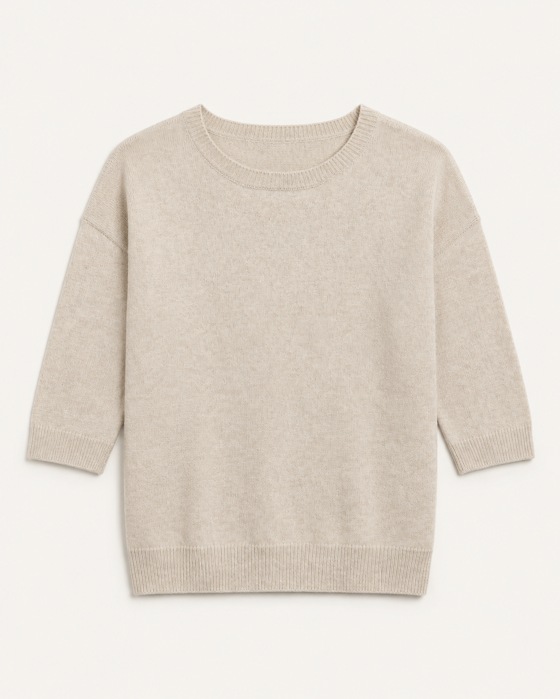 Maglione Cashmi beige in cashmere con maniche a tre quarti e spalle scese, vista frontale.
