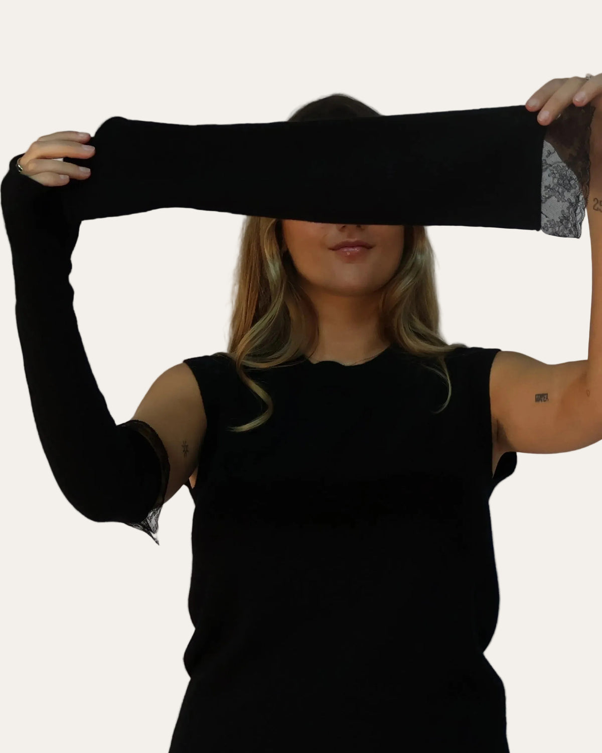 Modella con manicotti neri in cashmere con inserto finale in pizzo
