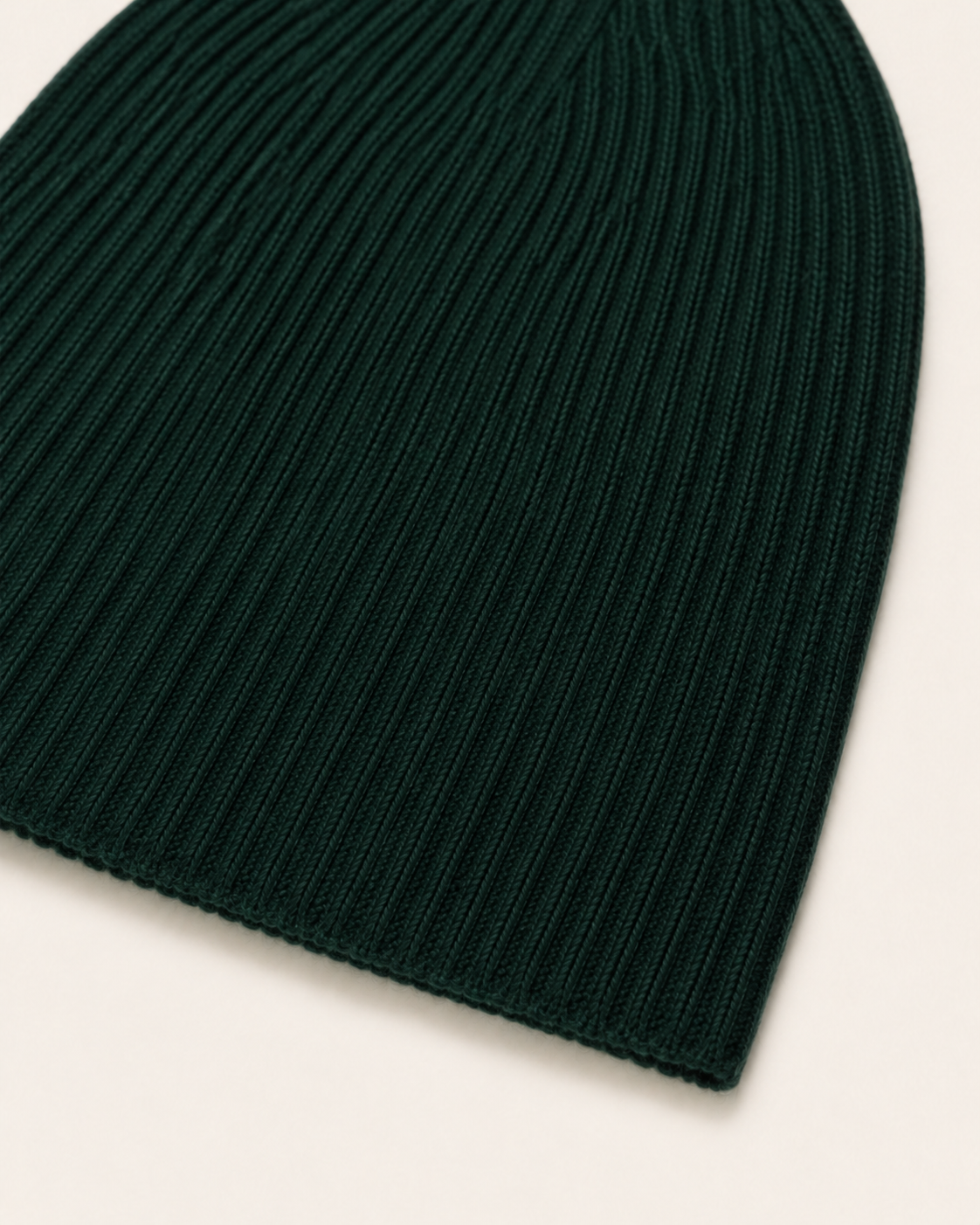Dettaglio della lavorazione a coste del berretto Cashmi in cashmere verde scuro