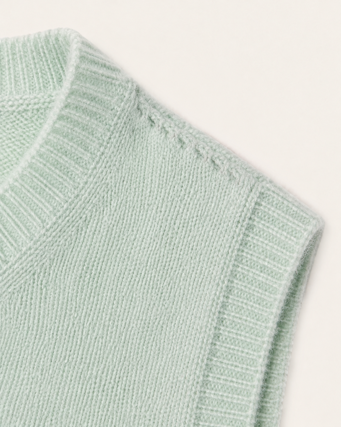 Dettaglio della spalla e della morbida lavorazione in cashmere verde menta della canotta cropped