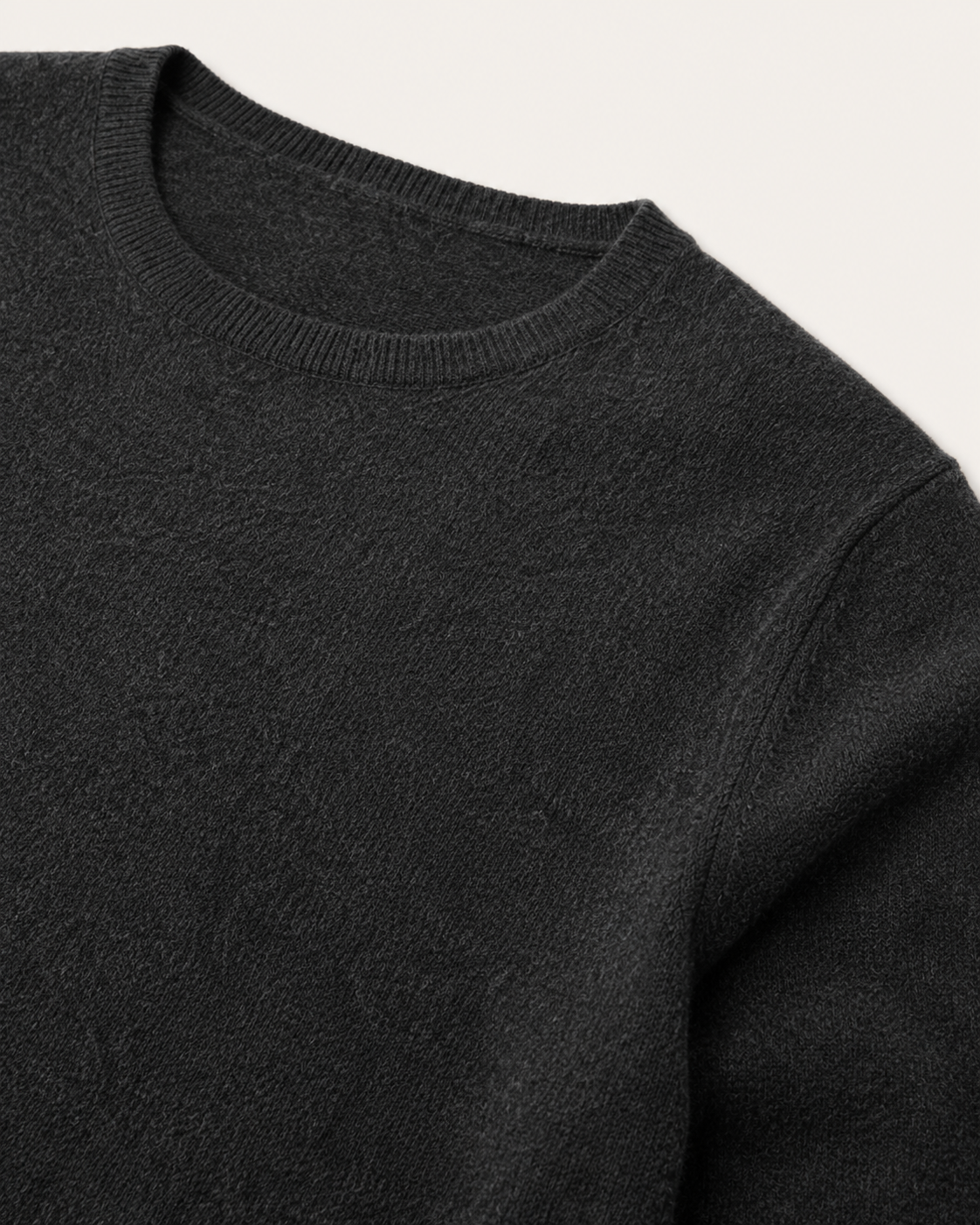 Dettaglio del collo sottile e della spalla del Girocollo Classic Uomo Cashmi grigio antracite in cashmere.