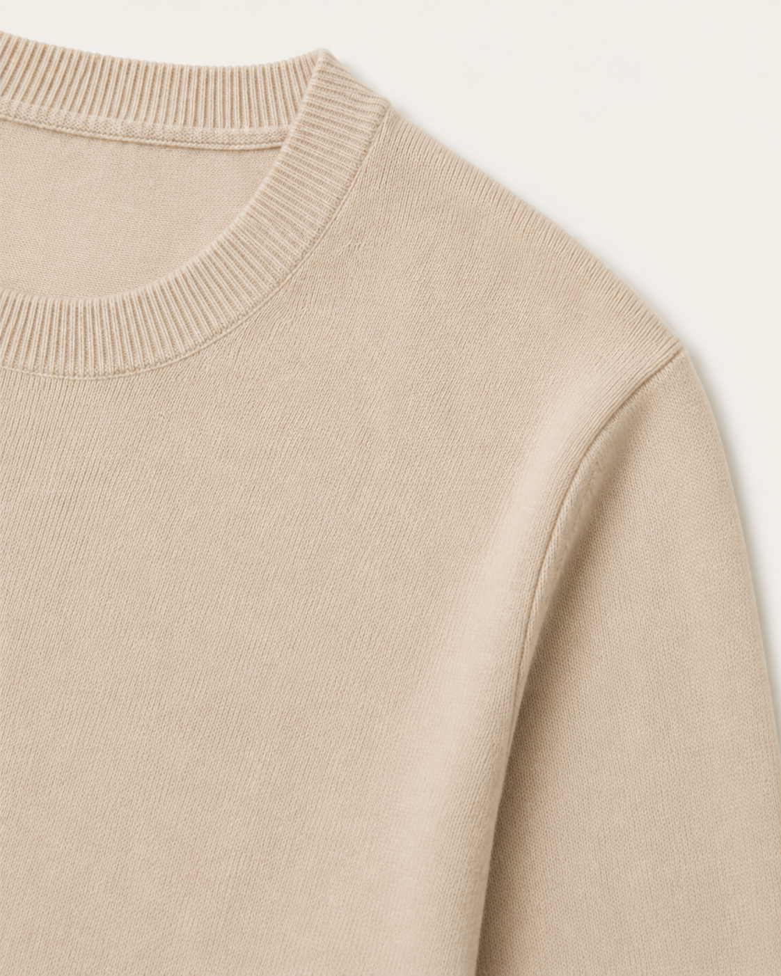 Dettaglio del collo a giro e della spalla del Girocollo Classic Slim Fit Uomo Cashmi beige in cashmere.