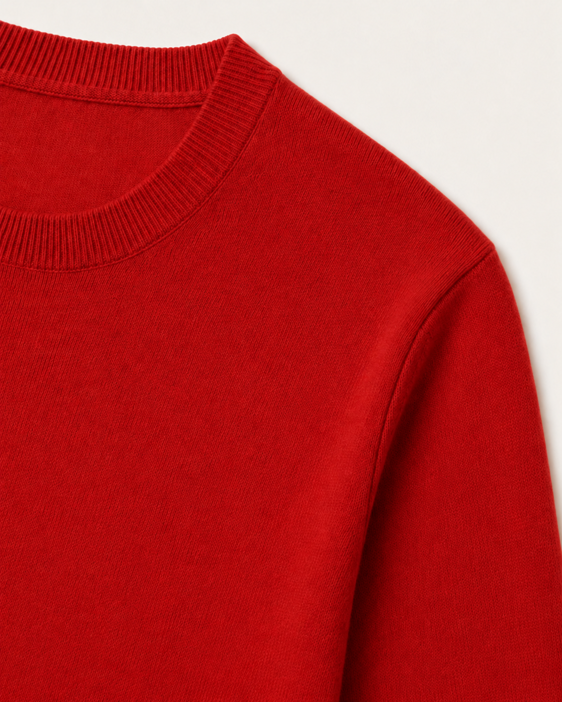 Dettaglio del collo a giro e della spalla del Girocollo Classic Slim Fit Uomo Cashmi rosso in cashmere.