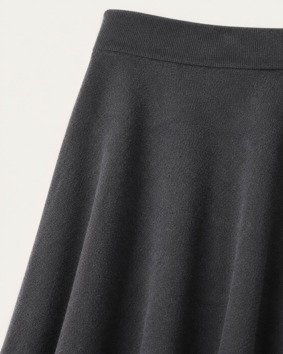 Dettaglio della trama e del cinturino della gonna a ruota Cashmi in cashmere grigio antracite
