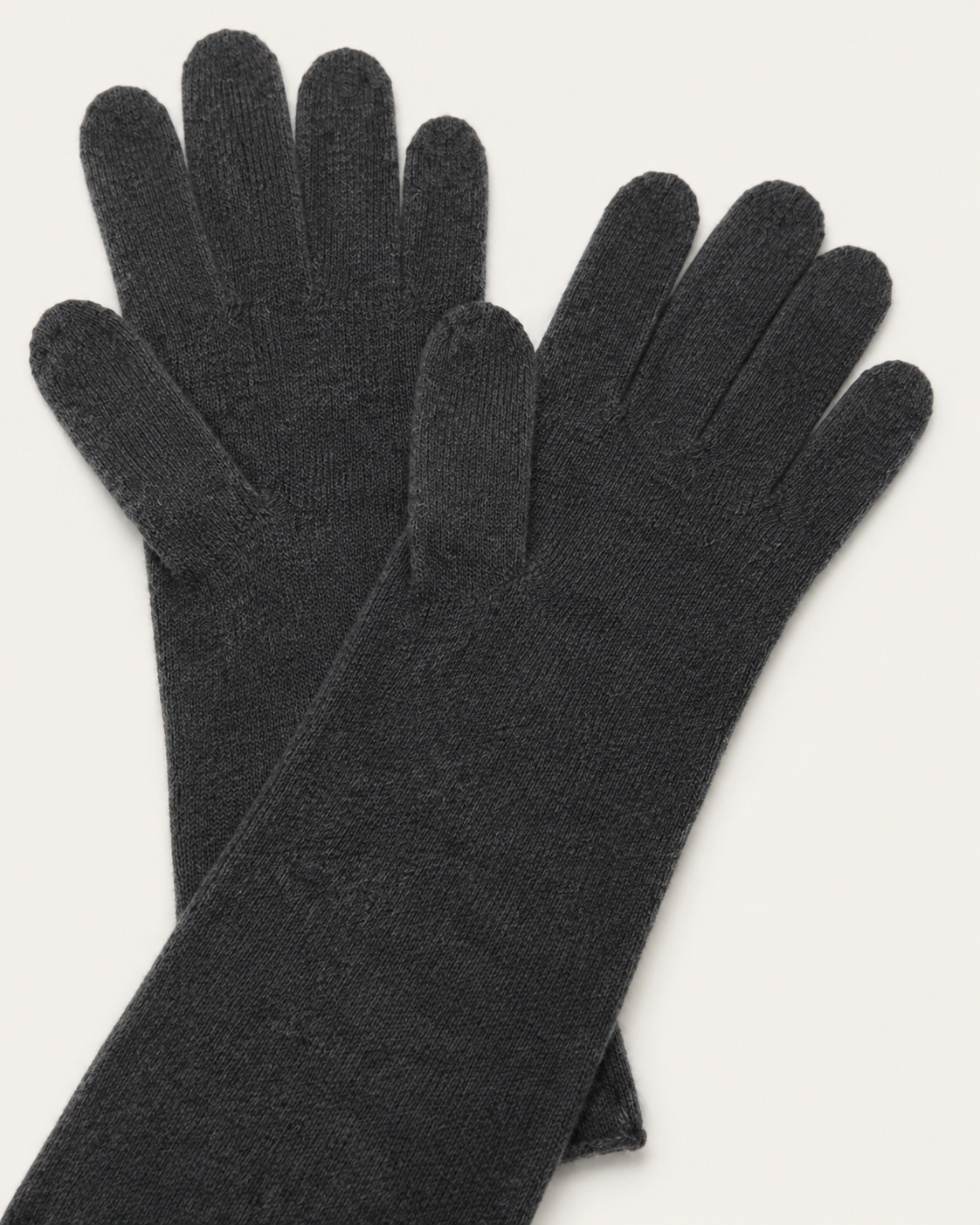 Dettaglio dei guanti lunghi in cashmere a un filo color antracite Cashmi