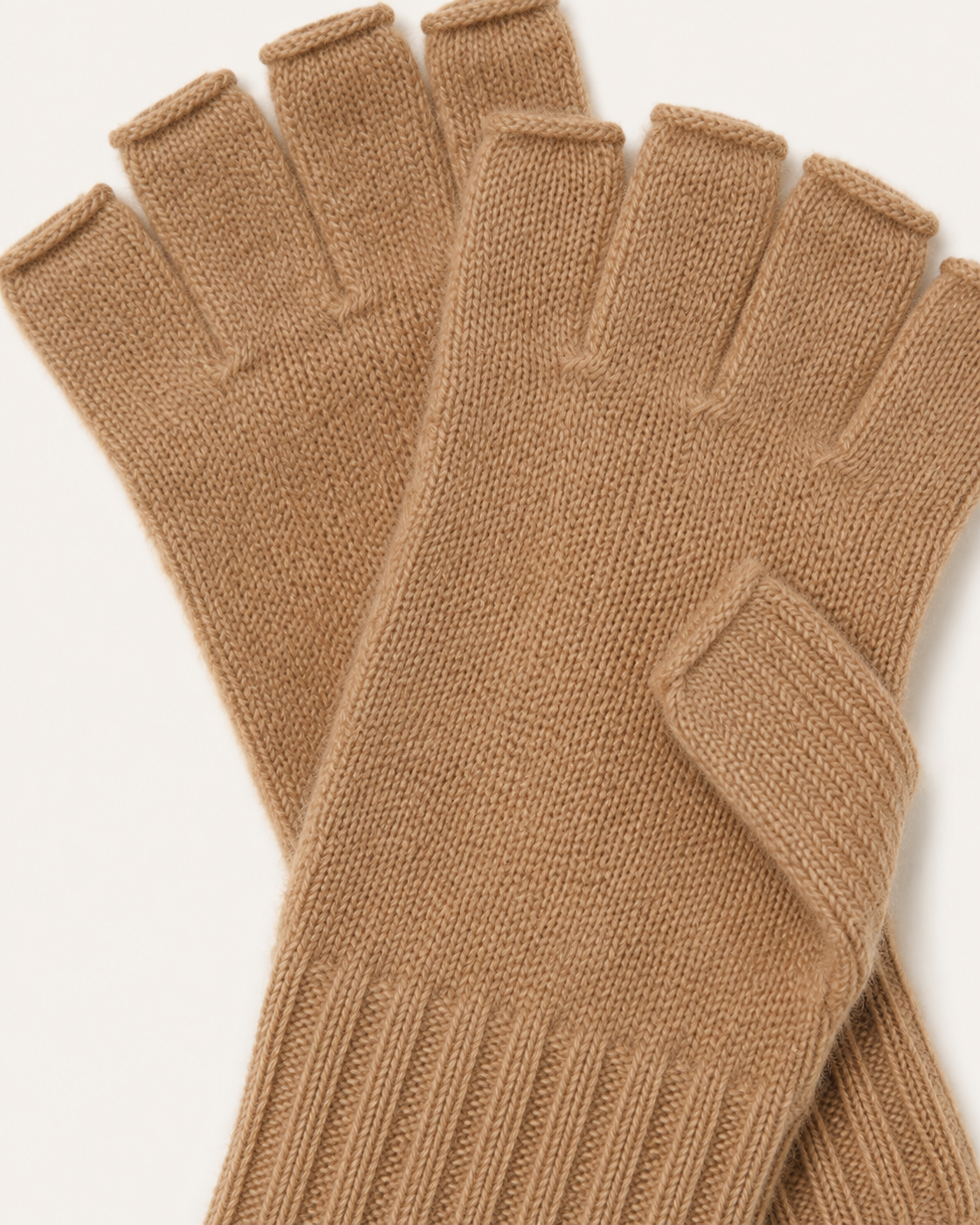 Dettaglio dei guanti senza dita in cashmere color cammello Cashmi