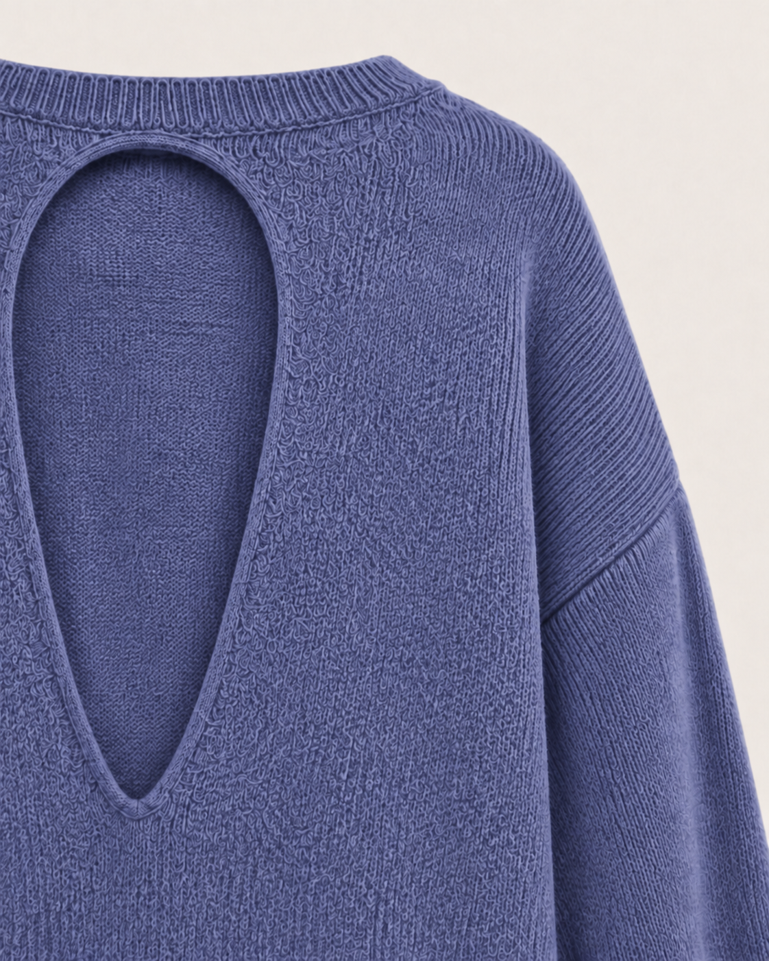 Dettaglio dell’apertura a goccia sul retro del maglione in cashmere blu