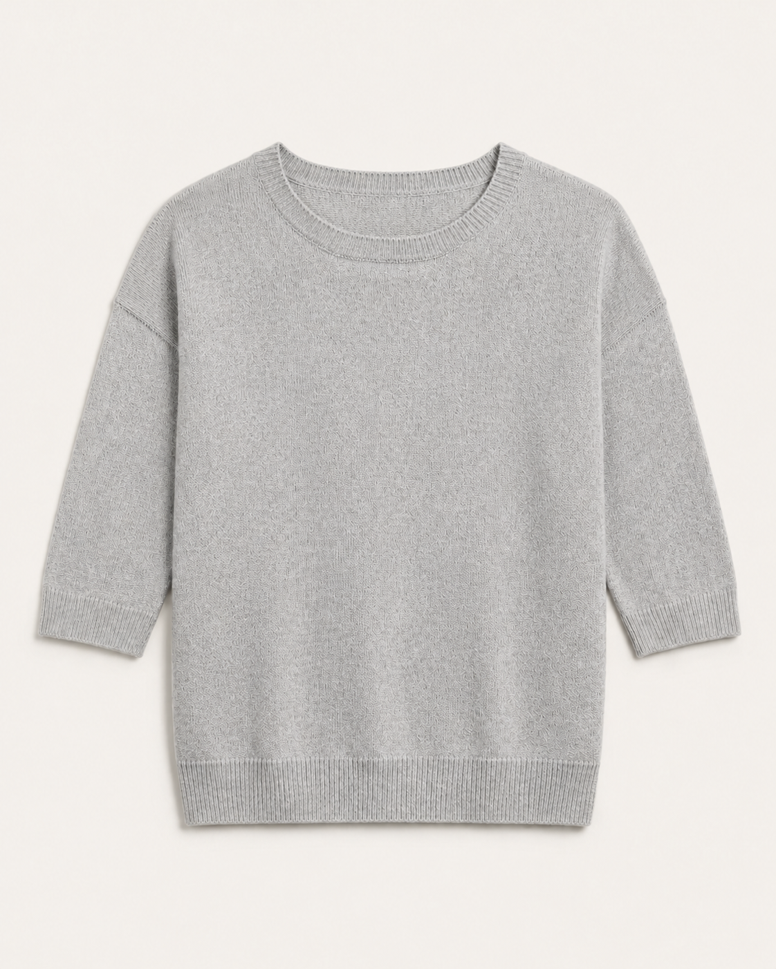 Maglione Cashmi grigio chiaro mélange in cashmere con maniche a tre quarti e spalle scese, vista frontale.
