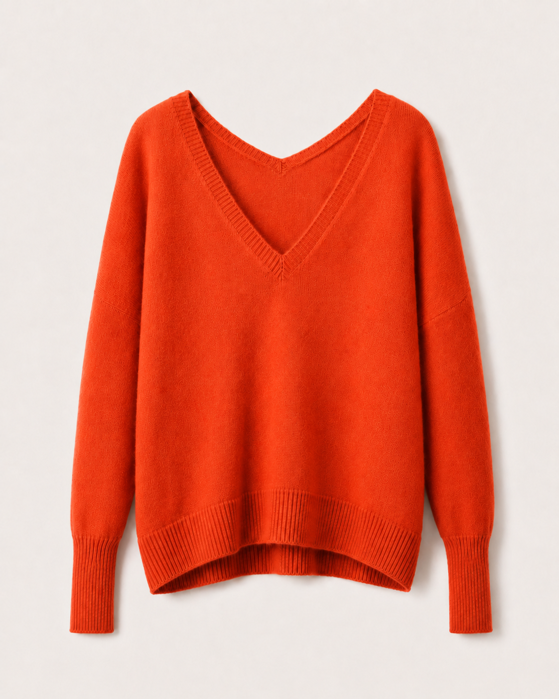 Maglione da donna in cashmere arancione con ampi scolli a V, vista frontale