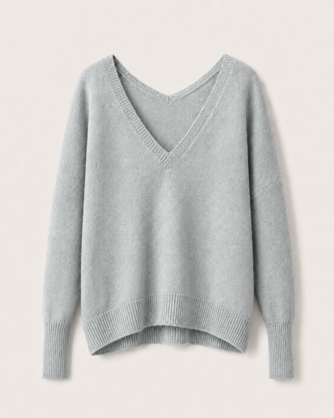 Maglione da donna in cashmere grigio chiaro con ampi scolli a V, vista frontale
