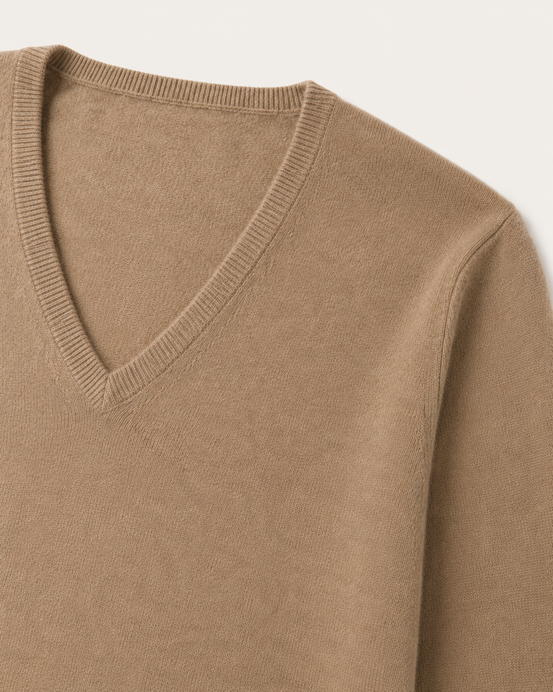 Dettaglio dello scollo a V e della spalla del Maglione Scollo a V Classic Uomo Cashmi color cammello in cashmere.