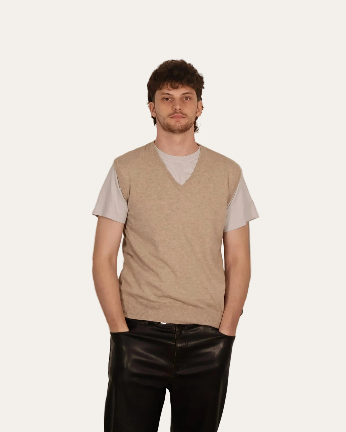 Maglione smanicato Classic da uomo in cashmere beige, vista frontale
