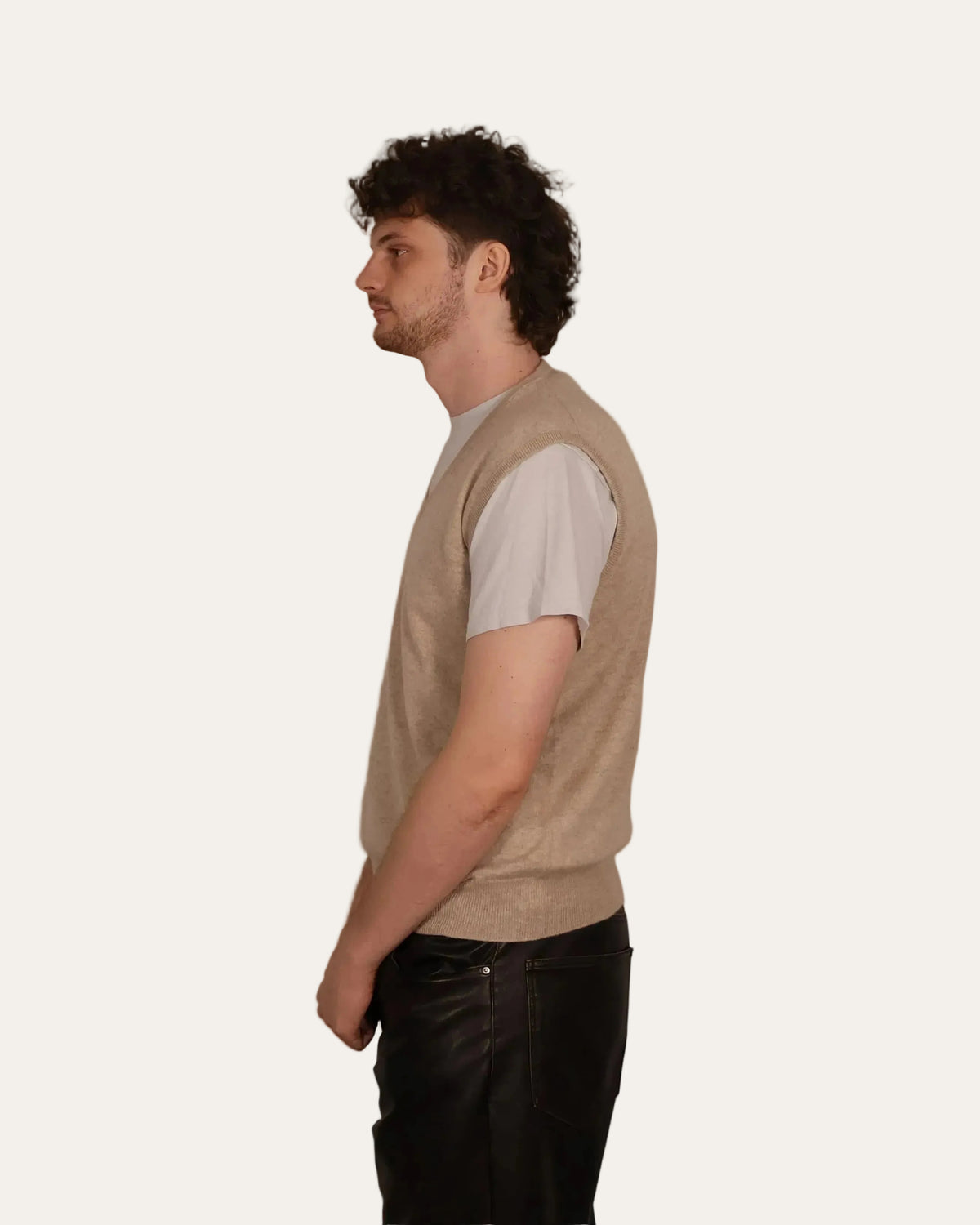 Maglione smanicato Classic da uomo in cashmere beige, lato sinistro
