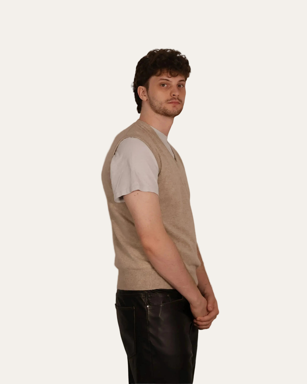 Maglione smanicato Classic da uomo in cashmere beige, lato destro