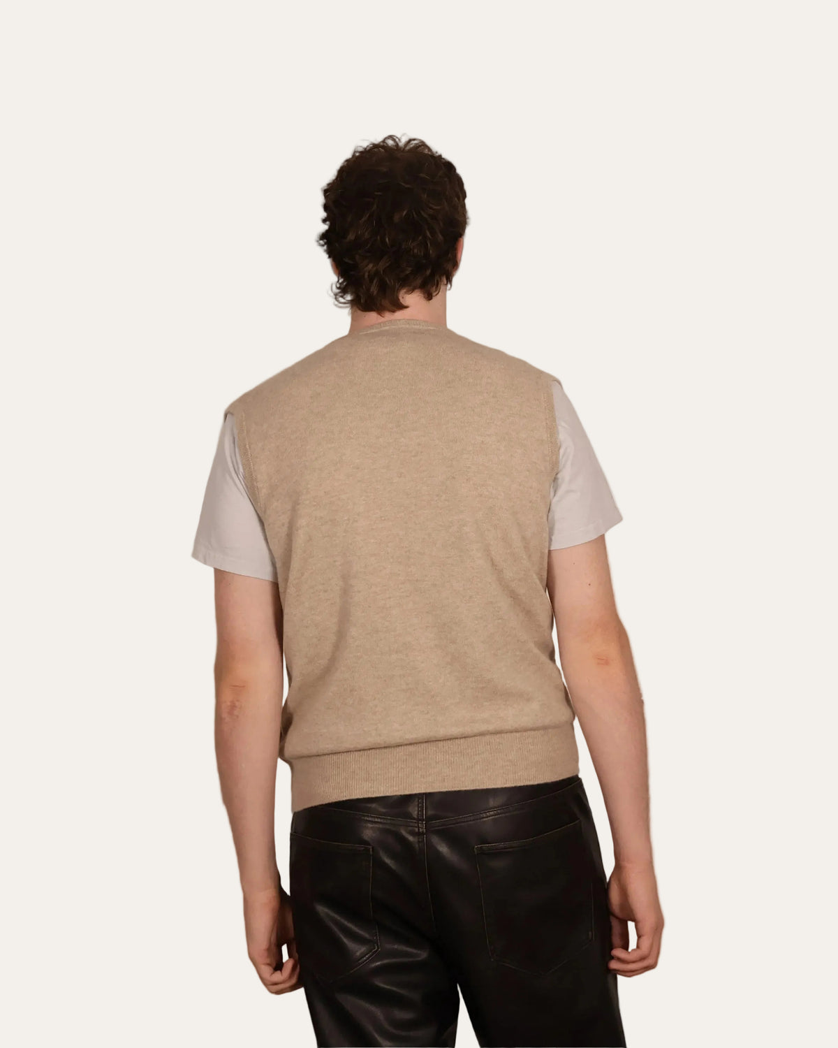 Maglione smanicato Classic da uomo in cashmere beige, vista posteriore