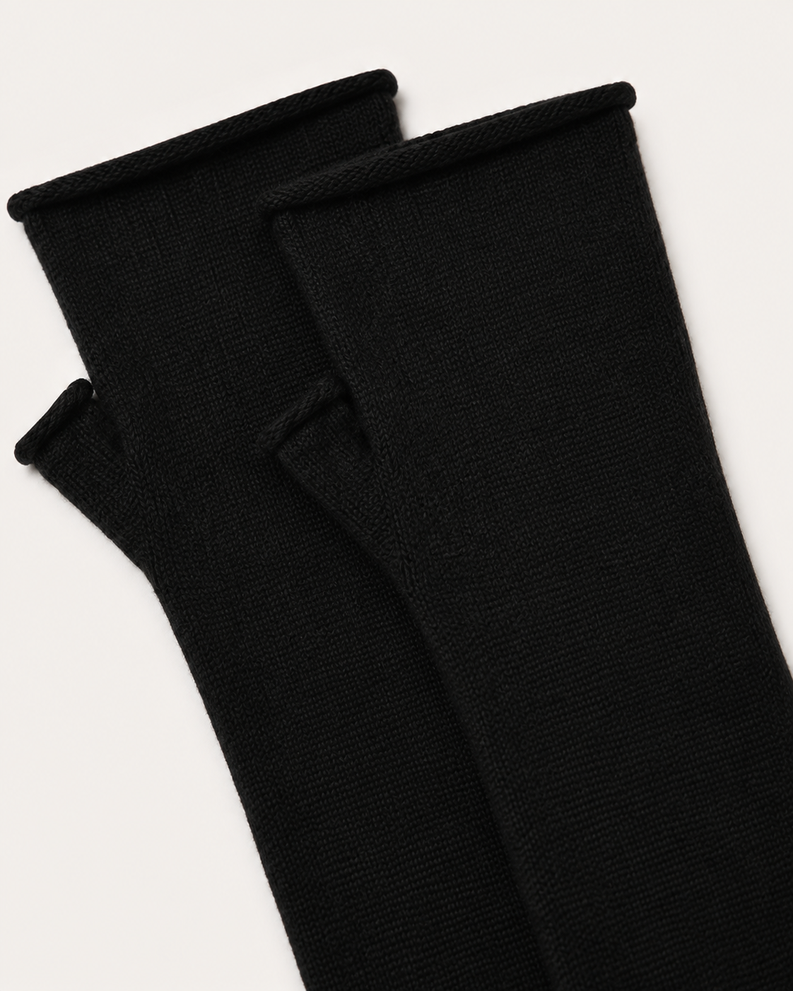 Dettaglio dei manicotti in cashmere nero Cashmi
