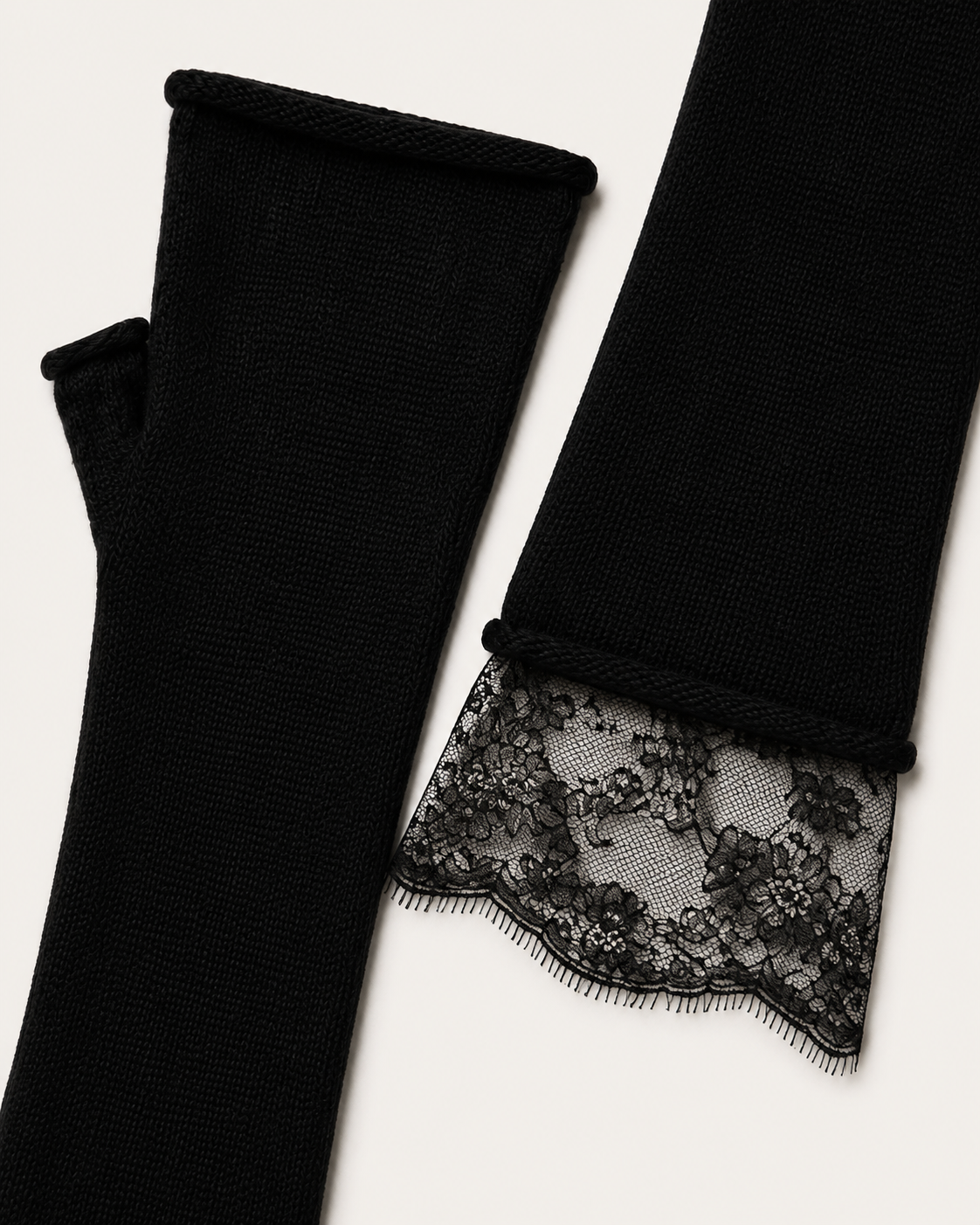 Dettaglio dei manicotti in cashmere nero con pizzo floreale Cashmi