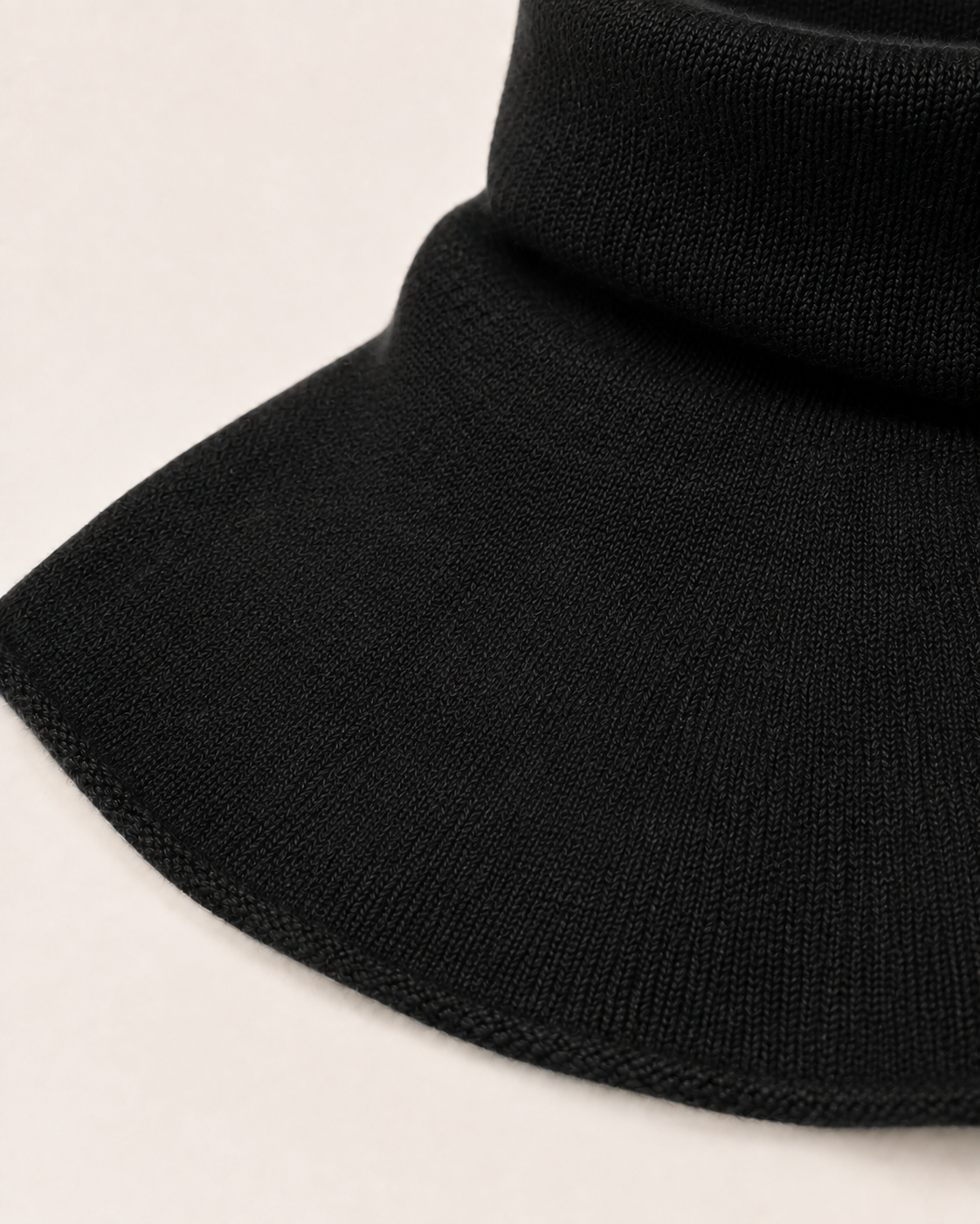 Dettaglio della lavorazione sulla spalla dello scaldacollo Cashmi in cashmere nero.