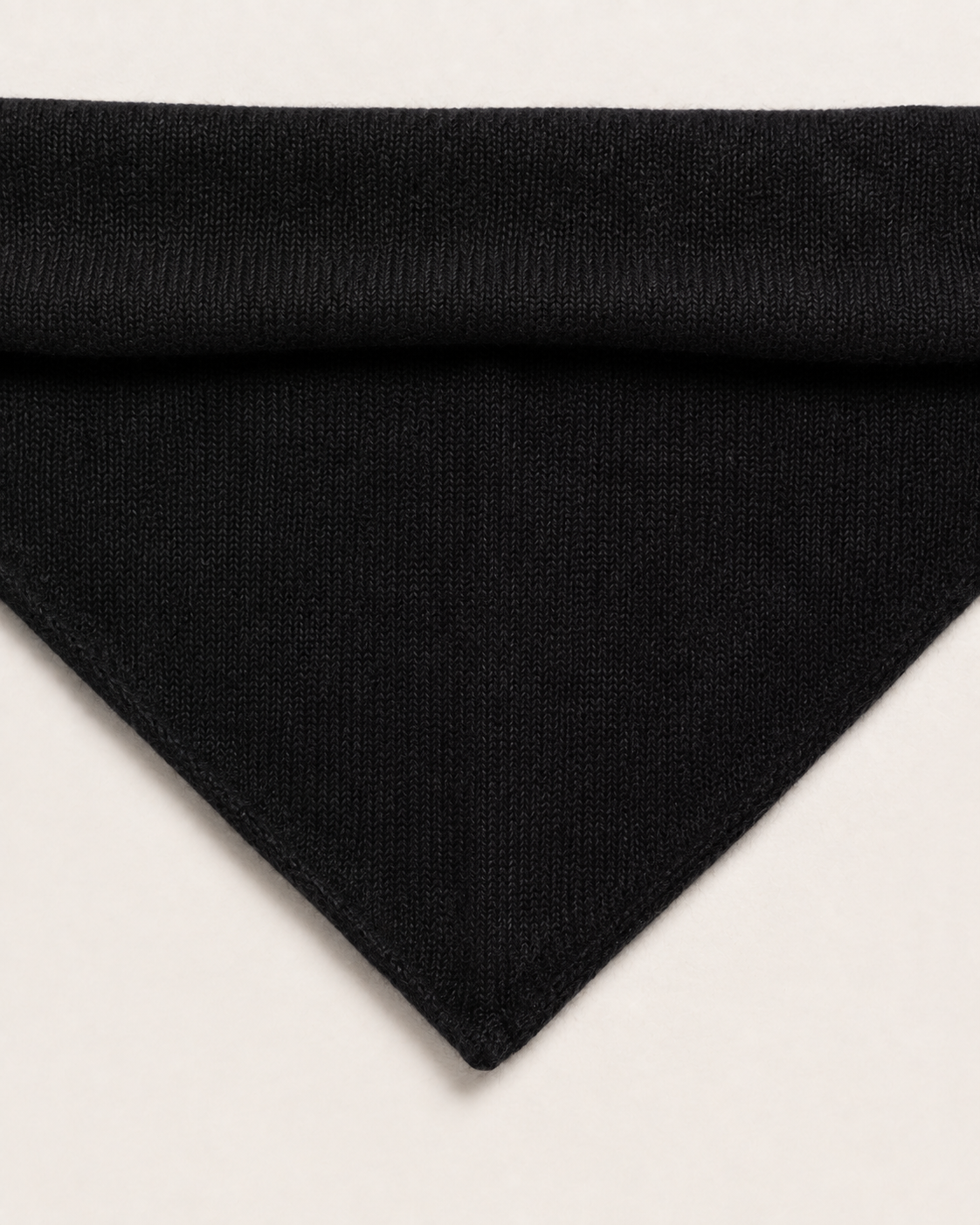 Dettaglio del pannello triangolare della sciarpa Cashmi in cashmere nero